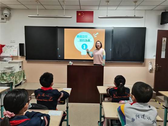 一群小孩在电视前
描述已自动生成